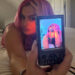 Bebe Rexha traz o calor em uma foto ousada no quarto