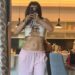 Bella Thorne mostra seu abdômen tonificado em top curto
