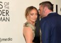 Ben Affleck cutucando Jennifer Lopez para chamar sua atenção está se tornando viral