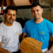 Ben Affleck visita a badalada pizzaria de New Haven durante o Yale Family Weekend