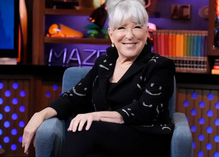 Bette Midler chama o roteiro de 'Hocus Pocus 3' de 'brilhante' enquanto os fãs aguardam a sequência do filme icônico