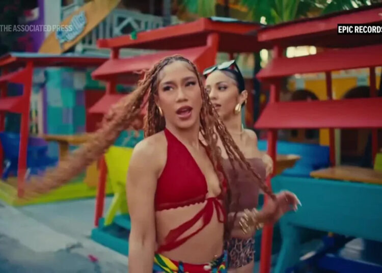 Bia fala de estreia eclética 'Bianca', rivalidade com Cardi B