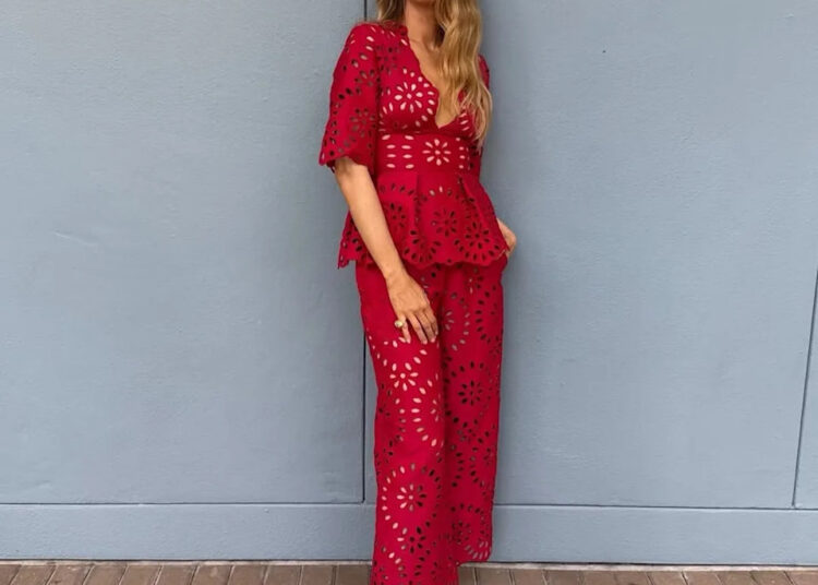 Blake Lively piadas de que ela é uma 'acumuladora' enquanto usava seus saltos Chanel de 2009 no evento de lançamento de Betty Booze