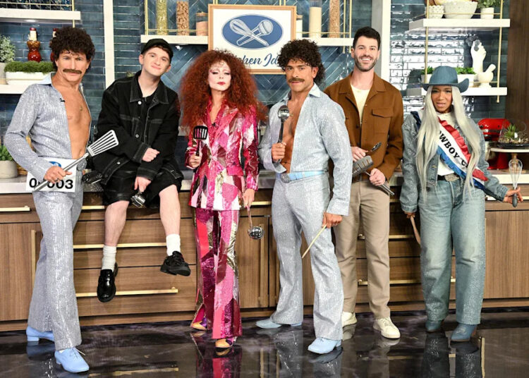 Boa sorte, querido, porque você vai enlouquecer com as roupas de Halloween de estrela pop de 2025 de Kelly Ripa e Mark Consuelos