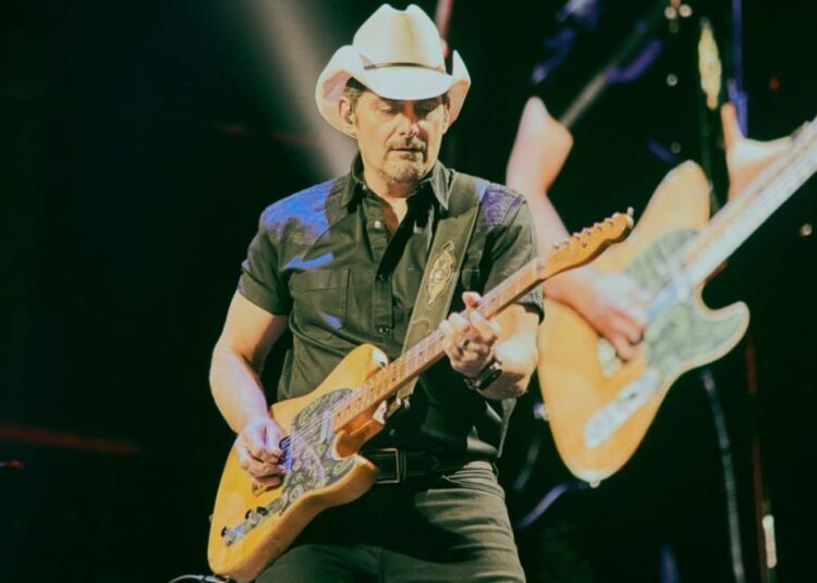 Brad Paisley anuncia novo álbum de Natal 'Snow Globe Town'