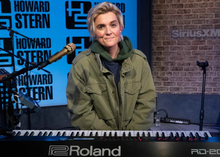 Brandi Carlile se apresenta e fala sobre novas músicas no Howard Stern Show