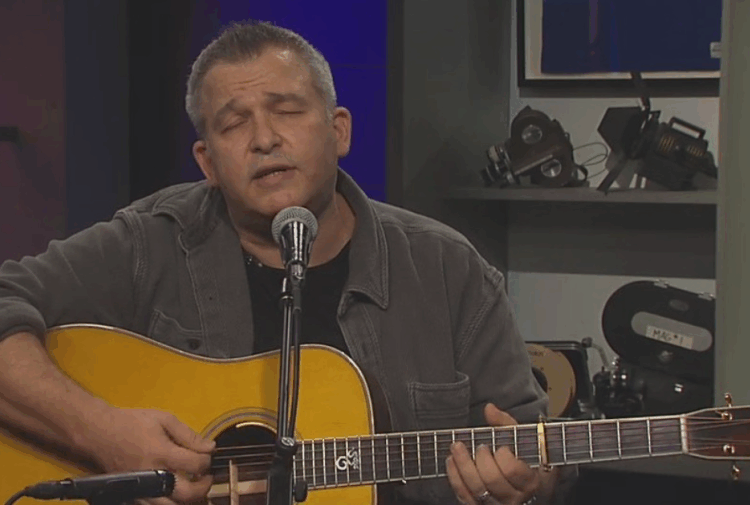 Brandon Lee Adams se apresenta ao vivo na FOX8