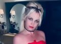 Britney Spears mostra seus passos de dança em um minivestido vermelho sem alças