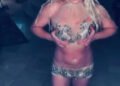 Britney Spears mostra sua barriga tonificada em um look minicurto