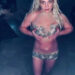 Britney Spears mostra sua barriga tonificada em um look minicurto