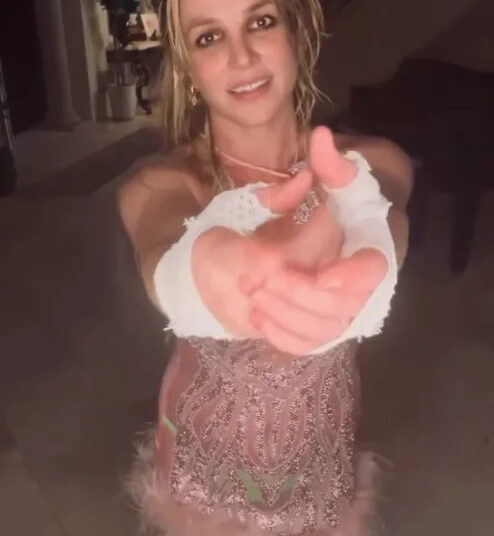 Britney Spears revela que ela machucou a perna, fala com os filhos Sean e Jayden voltando para Maui