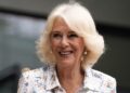 Broche da Rainha Camilla envia mensagem sobre a família real