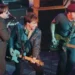 Southside Johnny Lyon (l), Jon Bon Jovi e Bruce Springsteen no palco durante a música de abertura, "Desta vez é de verdade" em Come Together: um benefício para o sargento. Família Patrick King, 31 de janeiro de 1998 no Count Basie Theatre, Red Bank, New Jersey.