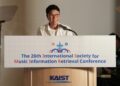 Lee Soo-man faz um discurso de abertura na 26ª Conferência da Sociedade Internacional para Recuperação de Informações Musicais, realizada no campus KAIST em Daejeon, 22 de setembro. (A20 Entertainment)