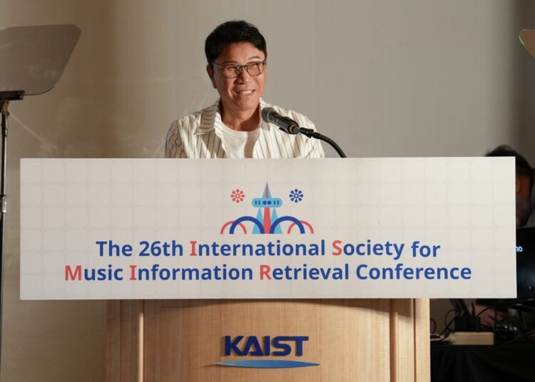 Lee Soo-man faz um discurso de abertura na 26ª Conferência da Sociedade Internacional para Recuperação de Informações Musicais, realizada no campus KAIST em Daejeon, 22 de setembro. (A20 Entertainment)