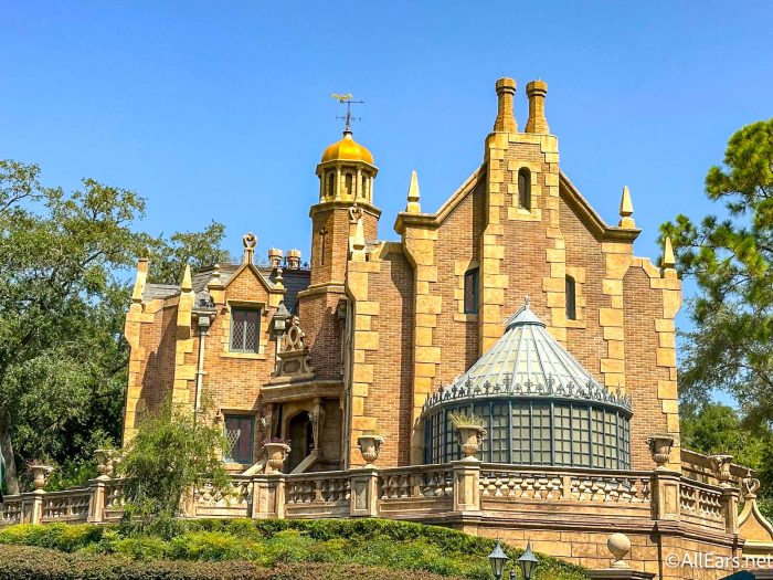 CELEBRIDADE LOCALIZADA: Veja qual estrela (e fã da Disney) acabou de conhecer o Mickey Mouse!