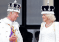 Câmeras capturam o rei Charles e a rainha Camilla emergindo do jato