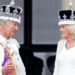 Câmeras capturam o rei Charles e a rainha Camilla emergindo do jato