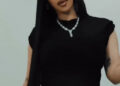 Cardi B mostra suas tatuagens em minivestido sem costas