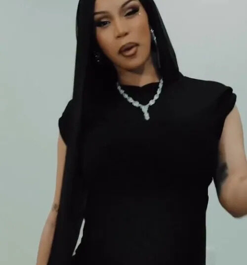 Cardi B mostra suas tatuagens em minivestido sem costas