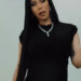 Cardi B mostra suas tatuagens em minivestido sem costas