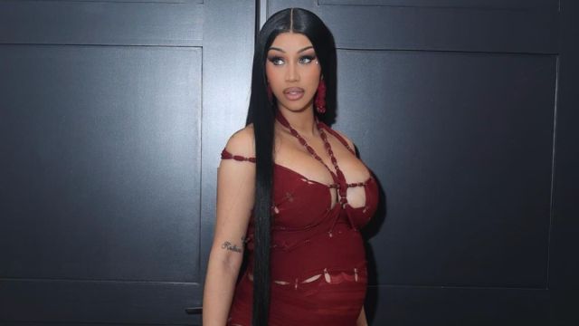 Cardi B usando vestido recortado que abraça o corpo vai fazer você parecer duas vezes
