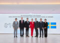A partir da esquerda: Lee Sung-soo, diretor de A&R da SM Entertainment, Karl-Olof Andersson, embaixador sueco na Coreia, Tak Young-jun, co-CEO da SM Entertainment, Princesa Victoria da Suécia, Príncipe Daniel, Jang Cheol-hyuk, co-CEO da SM Entertainment e Choi Jung-min, diretor global da SM Entertainment, posam para uma foto na sede da SM Entertainment em Seul na quinta-feira. (SM Entretenimento)