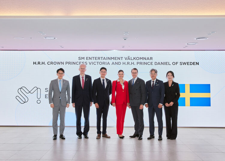 A partir da esquerda: Lee Sung-soo, diretor de A&R da SM Entertainment, Karl-Olof Andersson, embaixador sueco na Coreia, Tak Young-jun, co-CEO da SM Entertainment, Princesa Victoria da Suécia, Príncipe Daniel, Jang Cheol-hyuk, co-CEO da SM Entertainment e Choi Jung-min, diretor global da SM Entertainment, posam para uma foto na sede da SM Entertainment em Seul na quinta-feira. (SM Entretenimento)