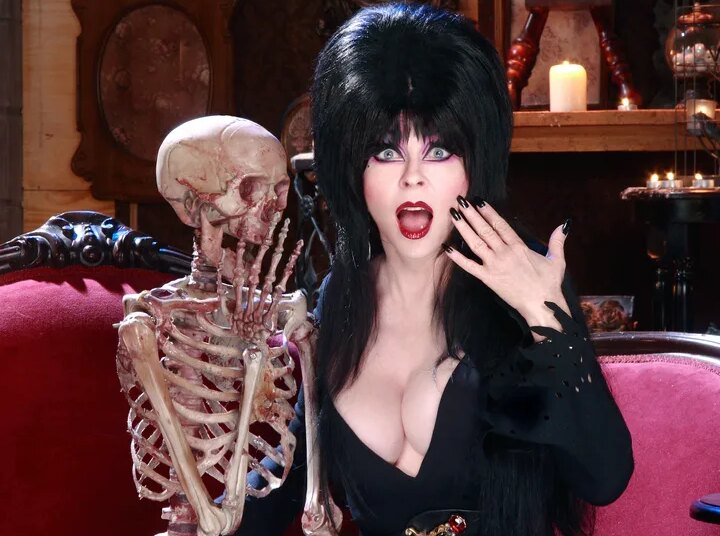 Cassandra 'Elvira' Peterson fala sobre política e publica seu livro de receitas