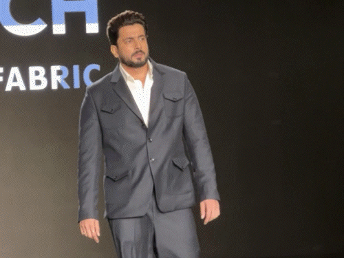 Celebridades brilham na semana de moda de Bombaim