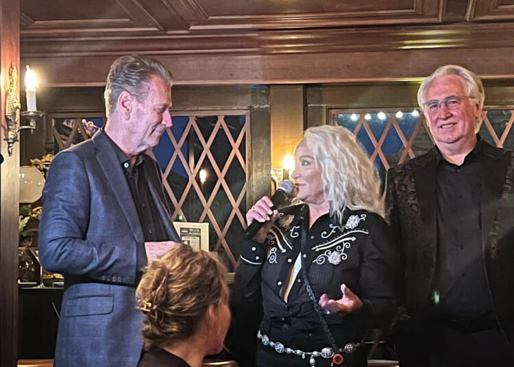 Celebridades e notáveis ​​​​de Nashville se reúnem para o lançamento do podcast da segunda temporada de 'Murder on Music Row'