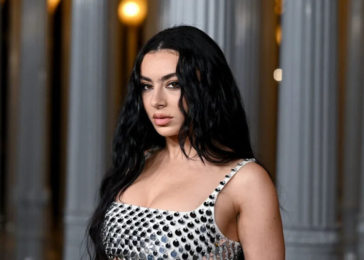 Charli XCX diz que sua personagem em ‘The Moment’ é uma ‘versão meio infernal de mim mesma’