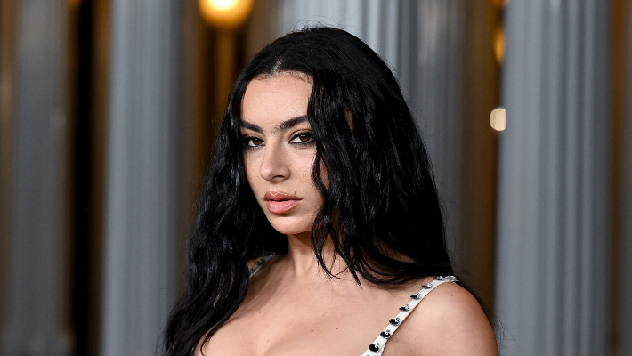Charli XCX escrevendo novas músicas diferentes de ‘Brat’