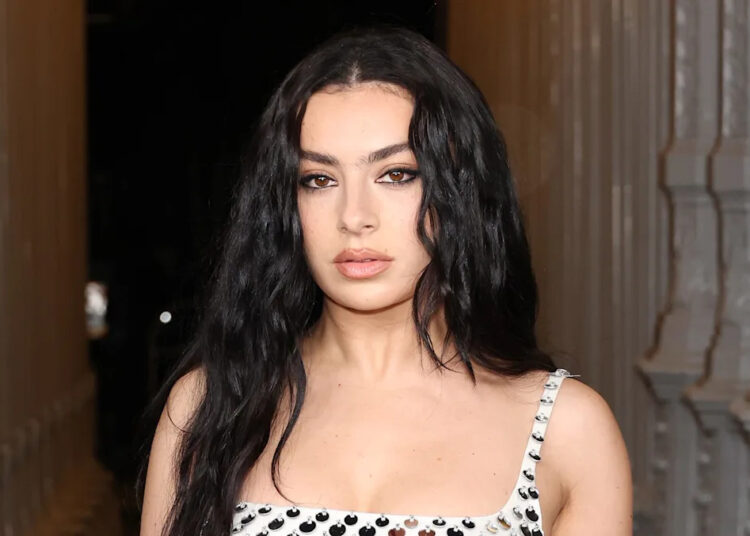 Charli XCX trava a apresentação do modelo no 'Saturday Night Live'