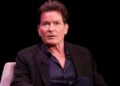Charlie Sheen encontra paz depois de namorar um homem que o mudou, afirma a fonte