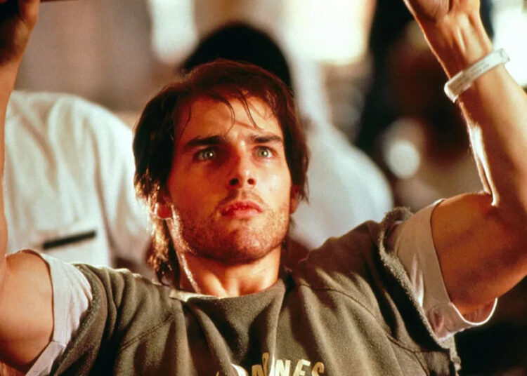 Charlie Sheen relembra ter se sentido 'traído' depois de perder o papel de 'Nascido em 4 de julho' para Tom Cruise