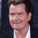 Charlie Sheen revela o motivo perverso pelo qual foi forçado a divulgar seu diagnóstico de HIV a público