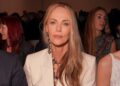 Charlize Theron parece ignorar Johnny Depp em Paris - Vídeo