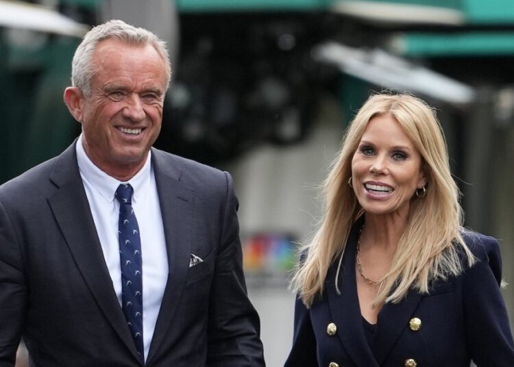 Cheryl Hines afirma que RFK Jr. sugeriu que eles fingissem uma separação para melhorar sua imagem
