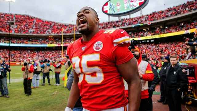 Chris Jones, do Chiefs, canta música de Taylor Swift durante a imprensa