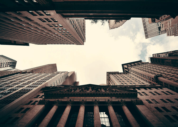 Como as principais métricas se comparam às estimativas de Wall Street