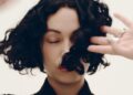Confira o novo single de Kelly Lee Owens, '132 Techno'