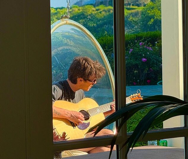 Cruz Beckham continua provocando sua nova música enquanto compartilha fotos da data de lançamento dos produtos após assinar com a principal administração musical