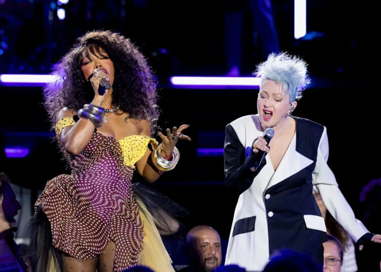Cyndi Lauper pede Sza, Cher e Joni Mitchell para uma 'Saudação do Grammy' incomum que se beneficia tanto de sua conversa de despedida quanto seus famosos convidados: TV Review