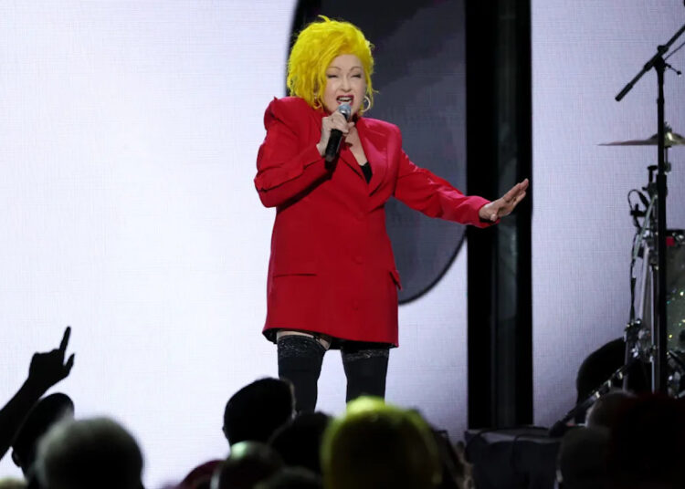 Cyndi Lauper revela por que ela foi ‘convidada a deixar’ a escola católica duas vezes