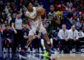 O armador do New Orleans Pelicans, Trey Murphy III (25), salva a bola enquanto o Charlotte Hornets guarda ...
