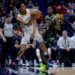 O armador do New Orleans Pelicans, Trey Murphy III (25), salva a bola enquanto o Charlotte Hornets guarda ...
