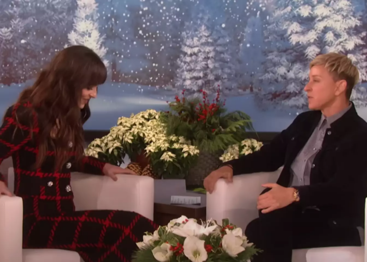 O momento entre Ellen DeGeneres e Dakota Johnson aconteceu em 2019 (YouTube/The Ellen Show)