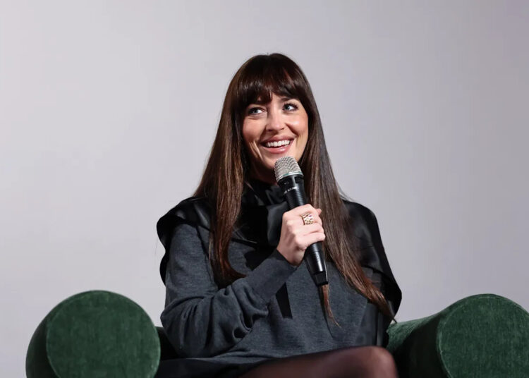 Dakota Johnson olha para Charli XCX para estreia na direção de 'A Tree Is Blue'