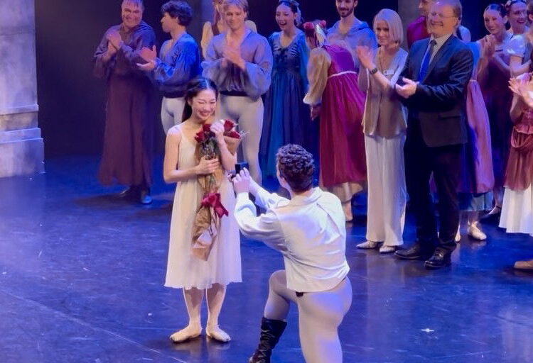 Dançarina do State Street Ballet pede casamento durante Romeu e Julieta